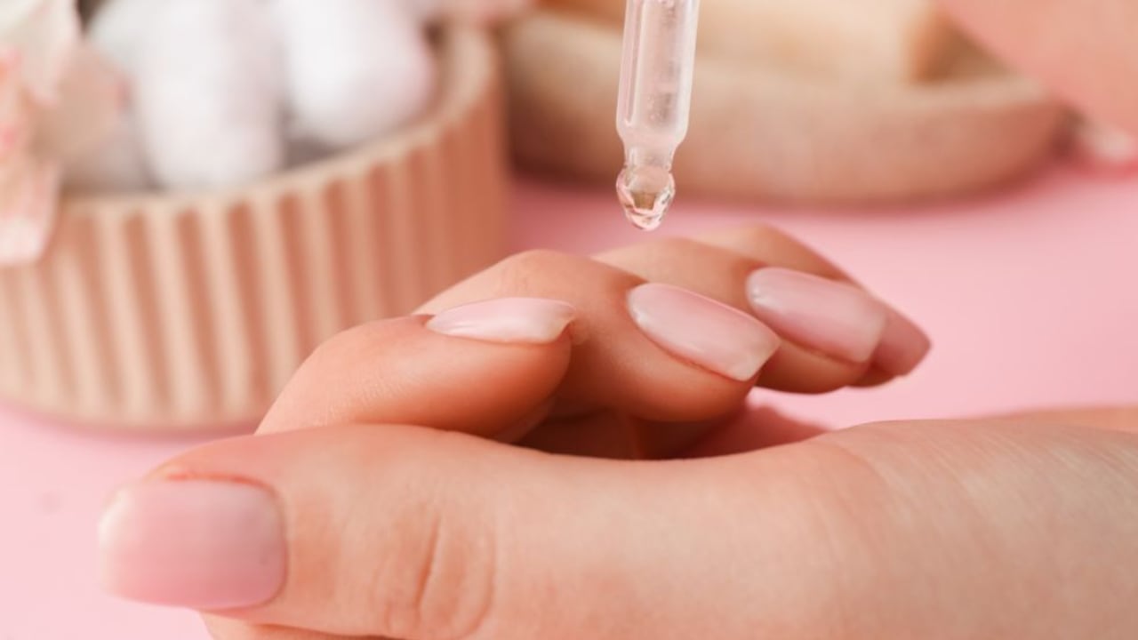 Padrastros / cutícula / cueritos en las uñas.