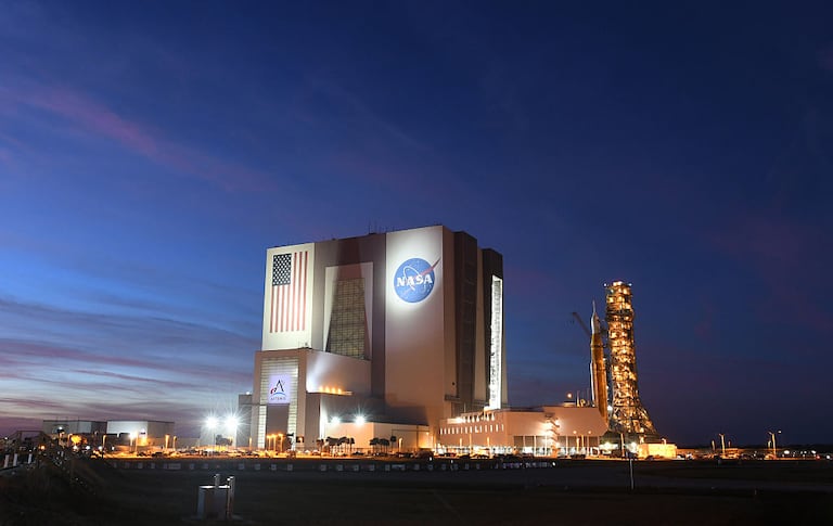 La NASA aplaza a 2028 que el ser humano vuelva a pisar la superficie de la Luna tras más de 50 años.