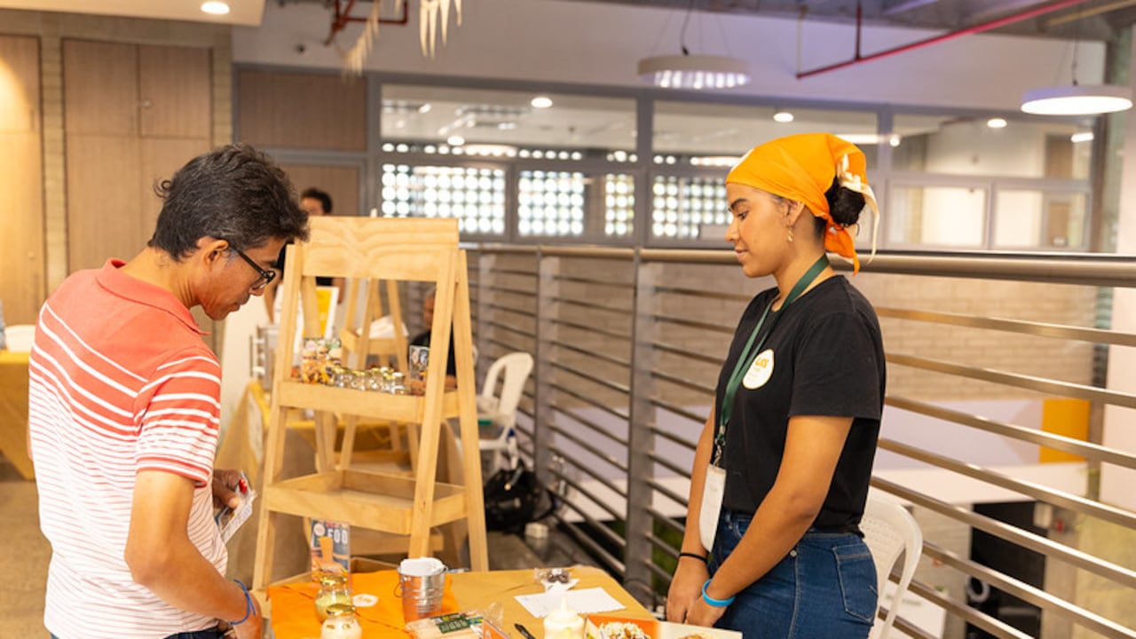 Emprendedores que participaron del programa Yarú destacan la mejoría en sus ganancias. Foto: Suministrada por la Fundación WWB.