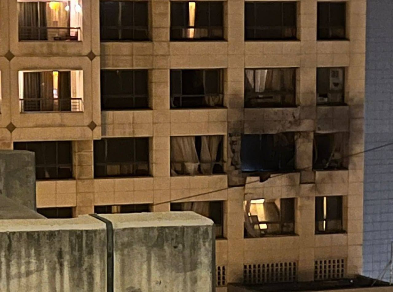 Algunos de los destrozos que sufrió el hotel en el centro de Beirut.
