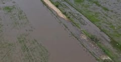En estás fotografías tomadas este sábado las 5:30 de la tarde, se puede evidenciar cómo el agua ha cedido un poco frente a días anteriores, en el departamento departamento del Casanare, Colombia.