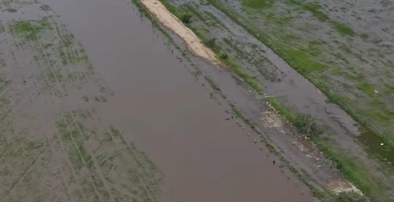 En estás fotografías tomadas este sábado las 5:30 de la tarde, se puede evidenciar cómo el agua ha cedido un poco frente a días anteriores, en el departamento departamento del Casanare, Colombia.