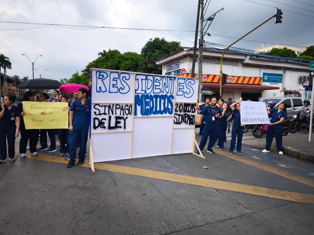 Los manifestantes impidieron el paso de vehículos por la Calle 5.