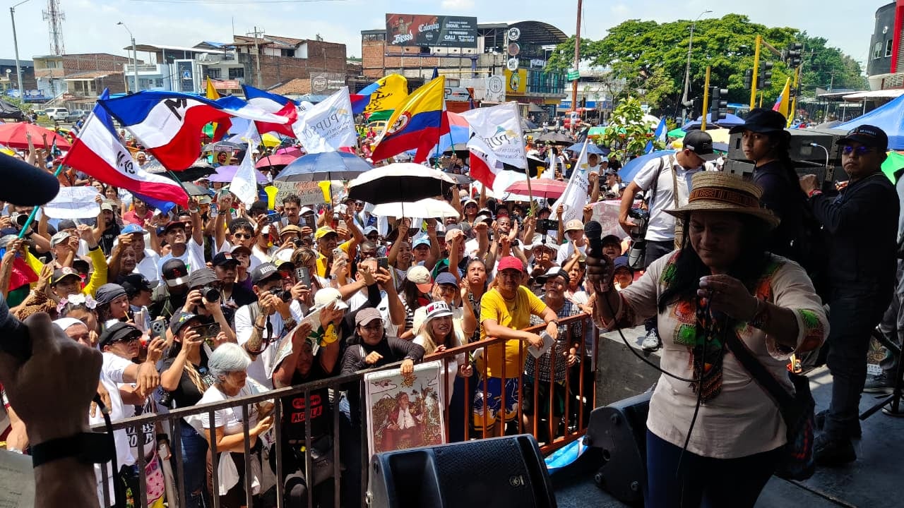 Aída Quilcué dando su discurso en Puerto Rellena de Cali.