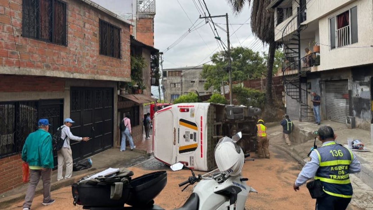 Bus escolar sufrió volcamiento en Altos de Meléndez, en Cali.