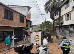Bus escolar sufrió volcamiento en Altos de Meléndez, en Cali.