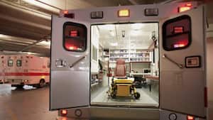 Ambulancia con las puertas traseras abiertas