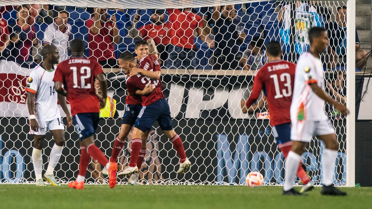 Los jugadores de Costa Rica celebran un gol contra Martinica durante un partido de fútbol de la Copa Oro de CONCACAF el martes 4 de julio de 2023 en Harrison, N.J. (AP Photo/Eduardo Muñoz Alvarez)