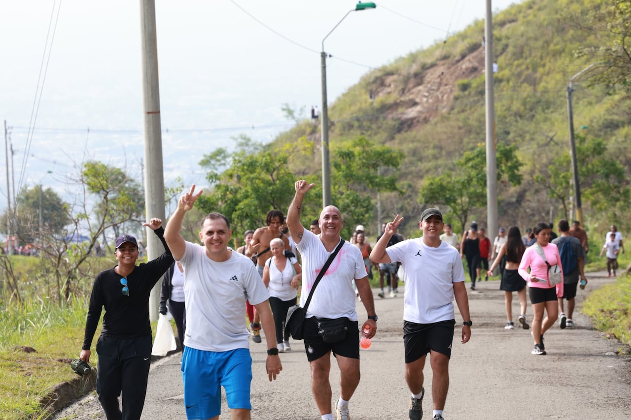 Miles de personas subieron este jueves Santo al cerro de las tres cruces de Cali