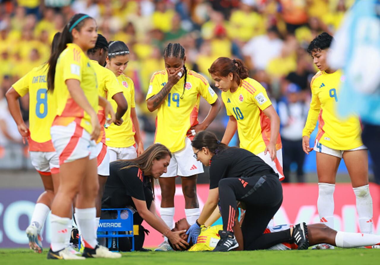 Yunaira López de Colombia recibe atención médica durante el partido de la Copa Mundial Femenina Sub-20 de la FIFA Colombia 2024 entre México y Colombia en el Estadio Atanasio Girardot el 06 de septiembre de 2024 en Medellín, Colombia.