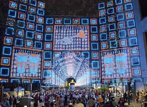 El ‘Túnel Tecnológico, Explosión de Luces’ se ha convertido en uno de los espacios preferidos de los visitantes del alumbrado de Cali, porque permite disfrutar de múltiples espectáculos en los que las  luces se proyectan al compás de los sonidos.