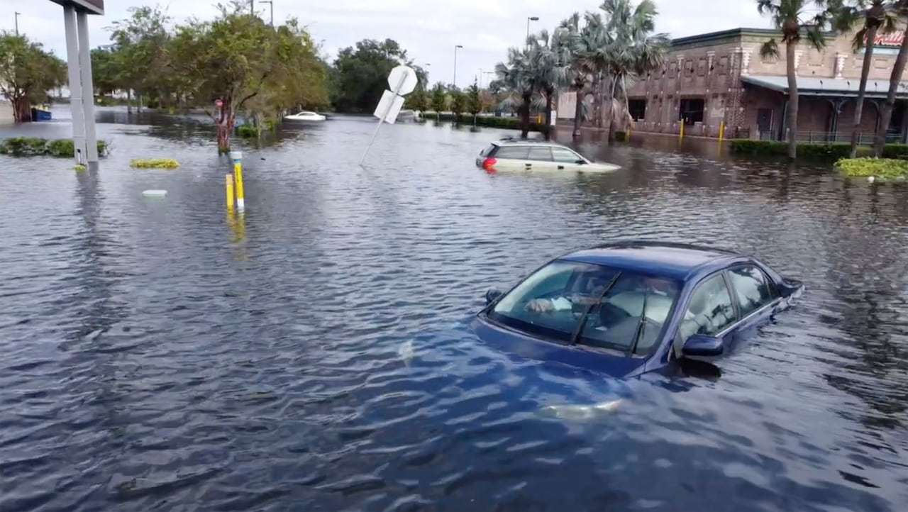 Carros quedaron sumergidos el jueves 10 de octubre de 2024, en Tampa, Florida, tras el paso del huracán Milton.