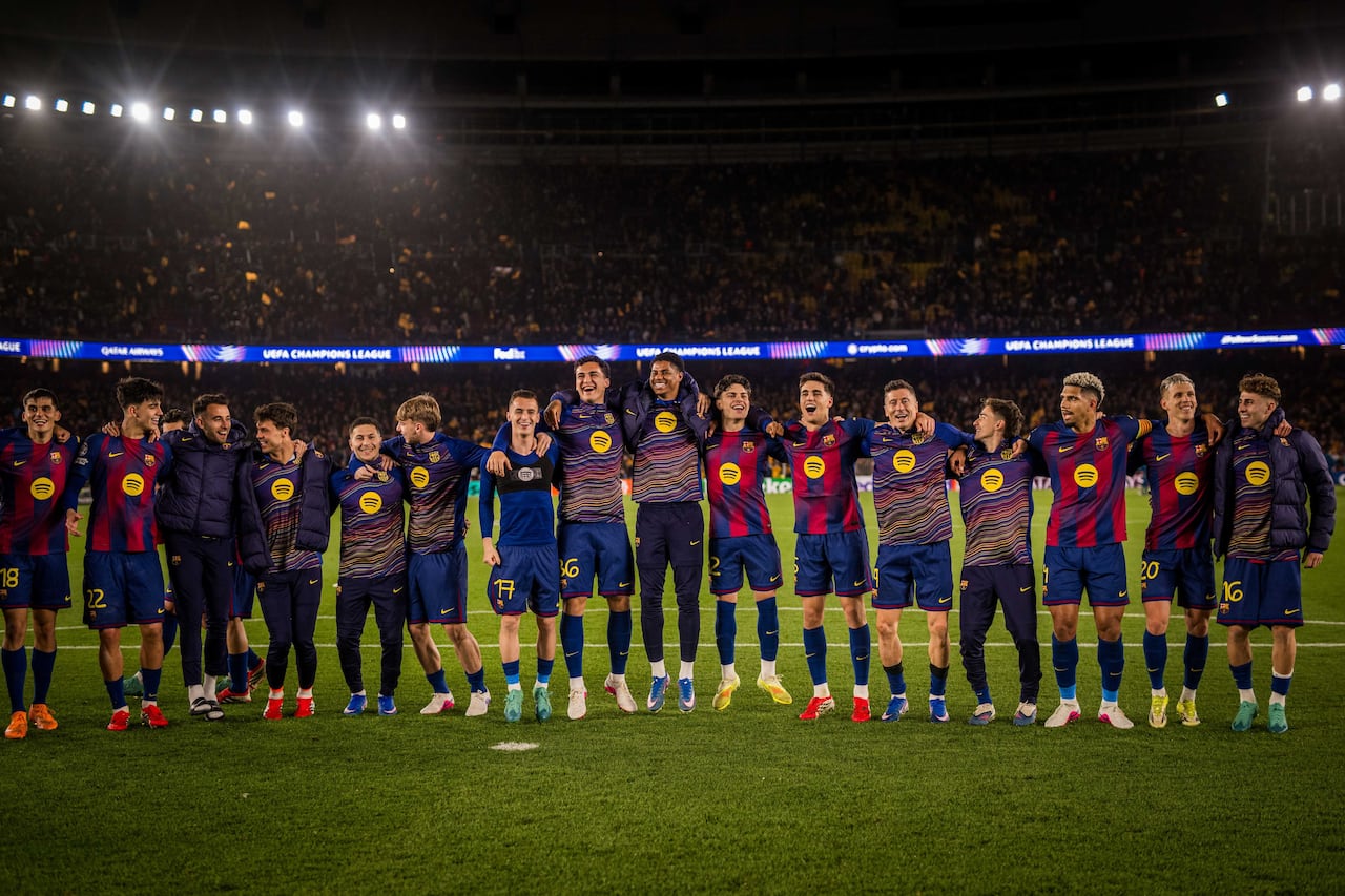 La plantilla del FC Barcelona celebra la clasificación a los cuartos de final de la Champions League.