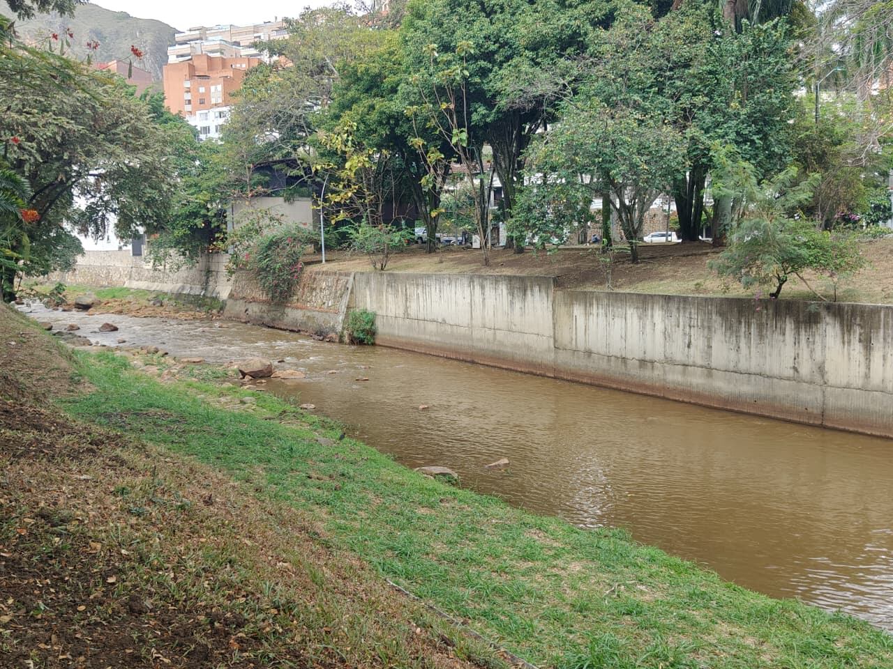 Según el Dagma, la PTAR de Montebello, actualmente en fase de avance, será clave para reducir la contaminación de quebradas que desembocan en el río Cali.