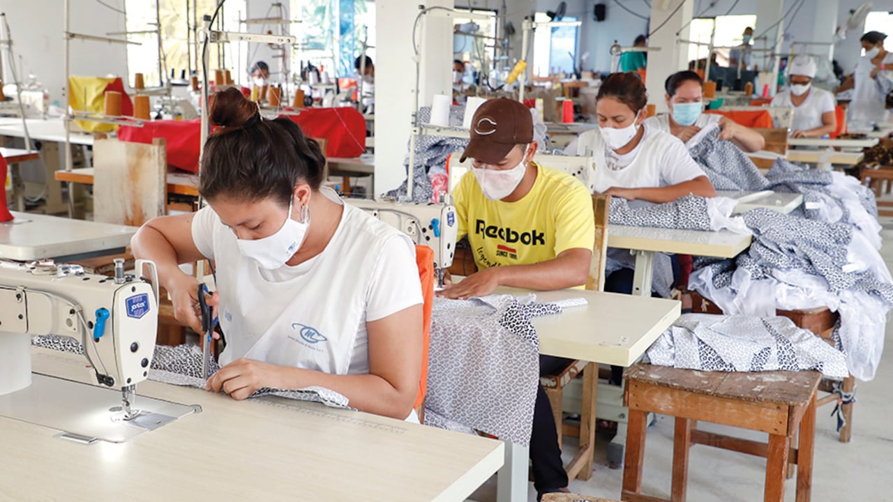 De 22,2 millones de colombianos que figuran como ocupados en el mercado laboral, más de 13 millones devengan su ingreso en la informalidad, sin una relación laboral formal.
