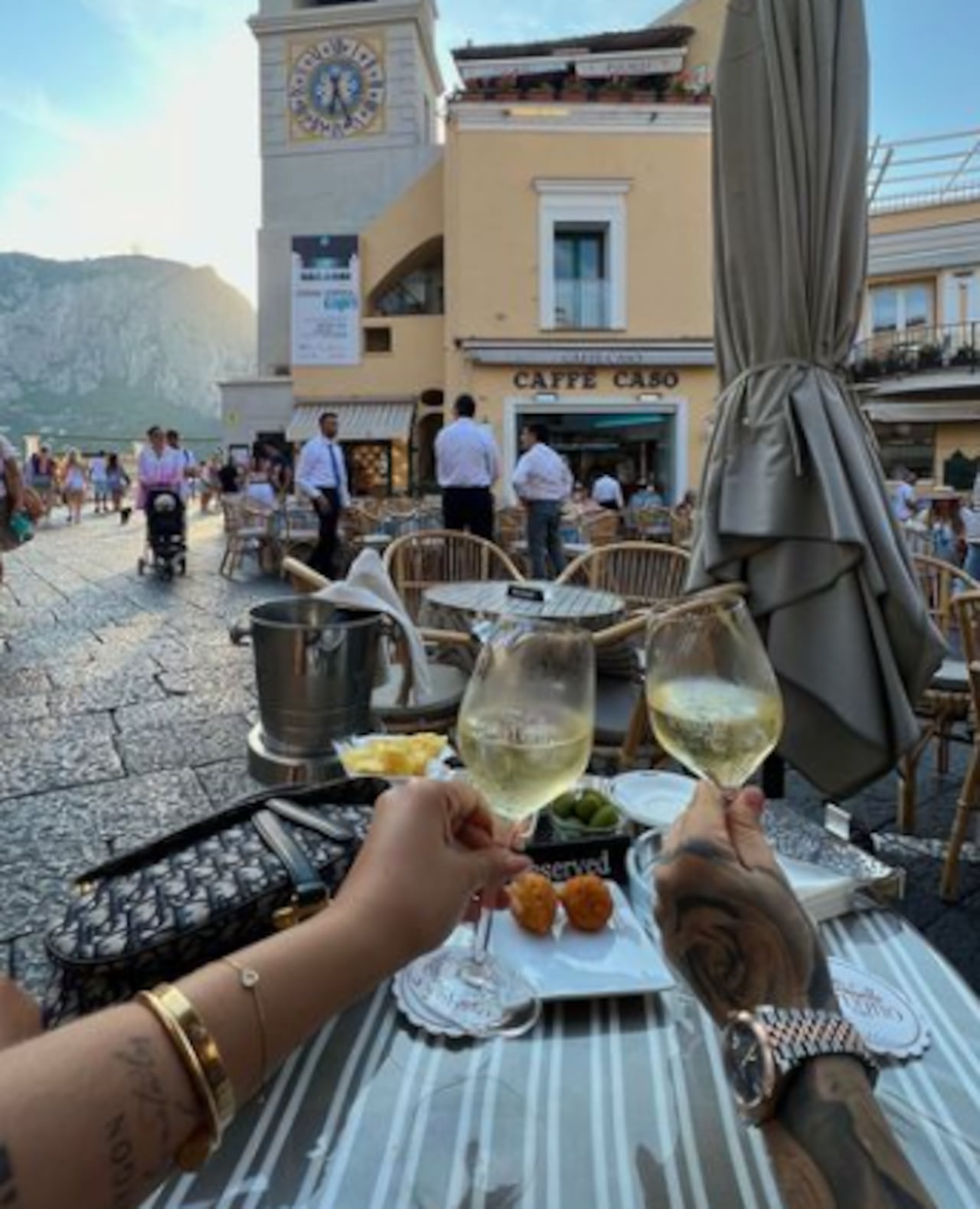 Andrea Valdiri disfruta de sus vacaciones en Europa junto a su nuevo novio.