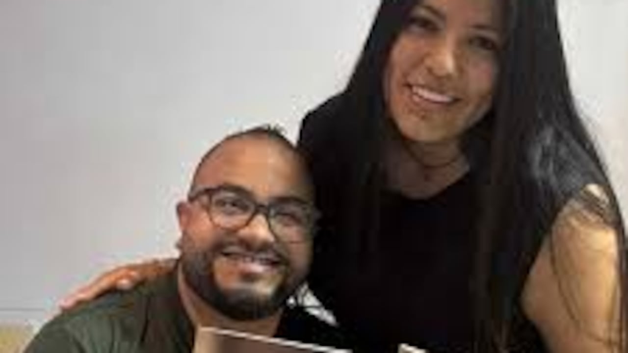 Orlando Burgos presenta su libro Desenfocados.