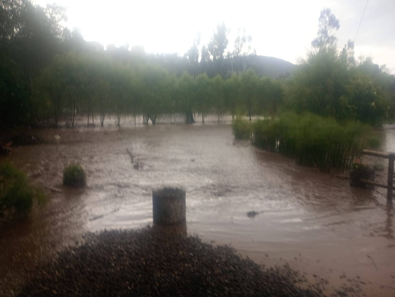 Las comunidades de la capital de Nariño informaron que se desbordó el río Pasto, afectando la vereda San Luis, Aguapamba y sectores Aledaños.