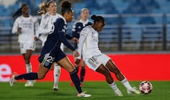 Linda Caicedo (der.) durante el partido entre Real Madrid y Paris FC por la Champions League Femenina.