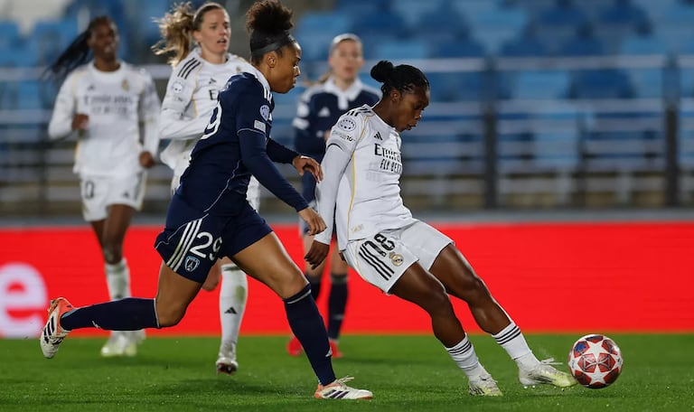 Linda Caicedo (der.) durante el partido entre Real Madrid y Paris FC por la Champions League Femenina.
