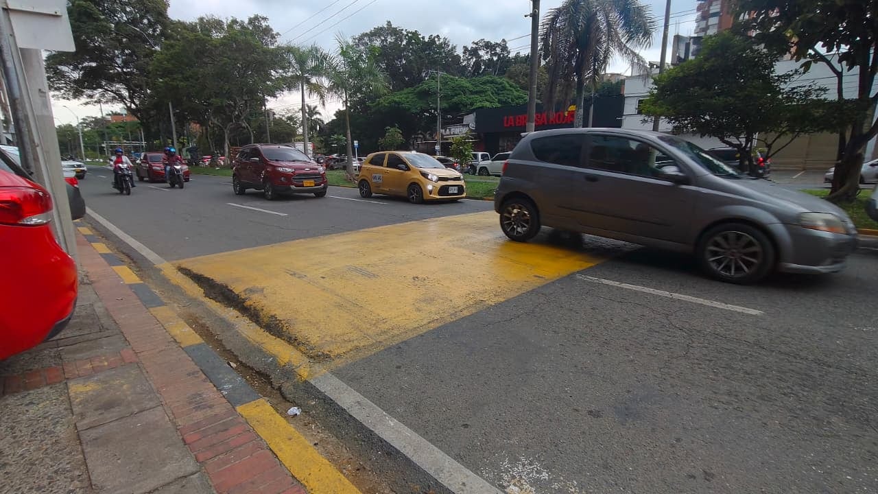 Los reductores de velocidad fueron instalados hace aproximadamente un mes sobre la Calle 13, entre las carreras 72 y 73, en el sur de Cali.