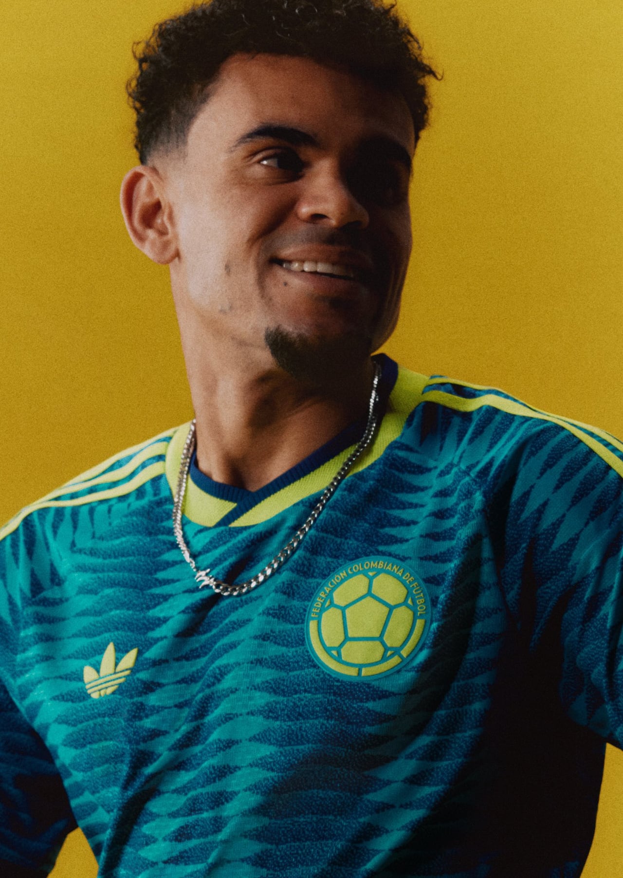 Luis Díaz portando la camiseta suplente de la Selección Colombia para el Mundial 2026