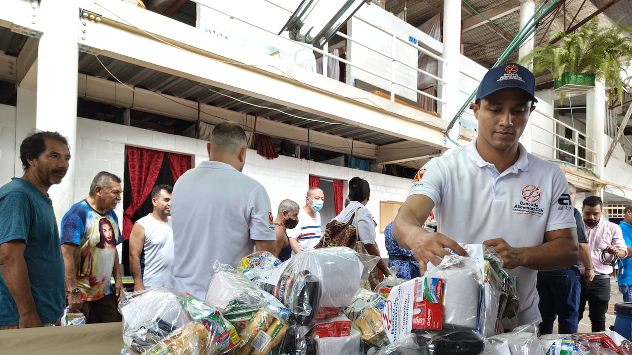 Los colaboradores del Banco de Alimentos entregaron los kits a los internos de la cárcel Villa Hermosa.