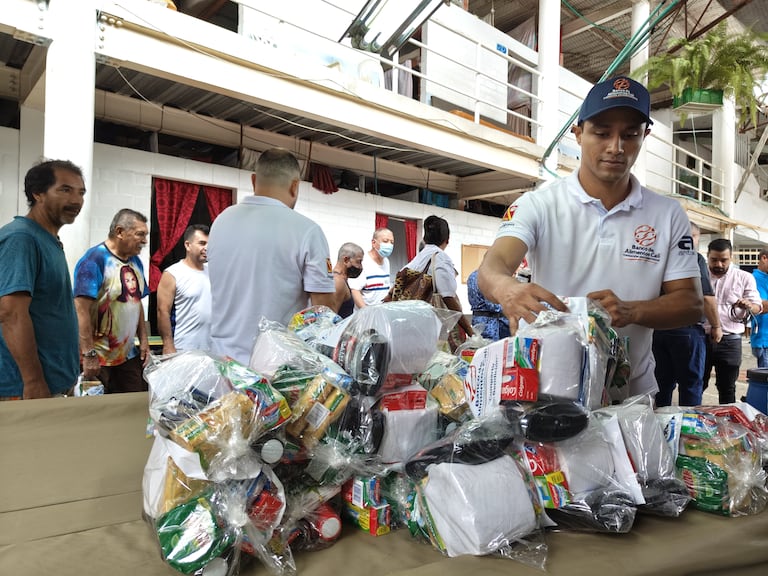 Los colaboradores del Banco de Alimentos entregaron los kits a los internos de la cárcel Villa Hermosa.