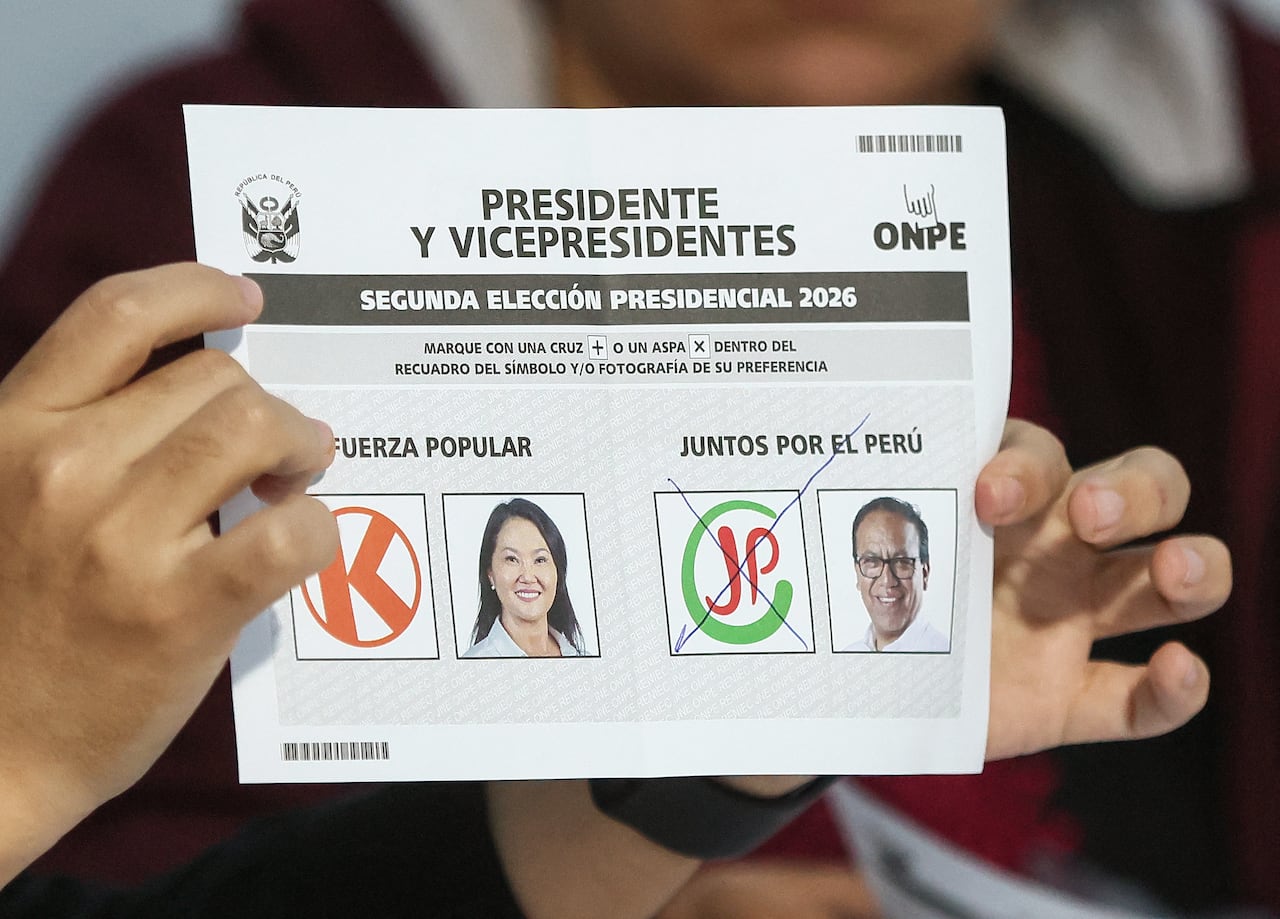Un funcionario electoral peruano muestra una papeleta a favor del candidato presidencial Roberto Sánchez durante el recuento de votos de la segunda vuelta de las elecciones presidenciales en Lima, el 7 de junio de 2026. Los peruanos elegirán a su noveno presidente en 10 años, en una reñida segunda vuelta entre la conservadora Keiko Fujimori y el izquierdista Roberto Sánchez, quienes buscan ganarse el voto de electores hartos del caos político y el aumento de la delincuencia.