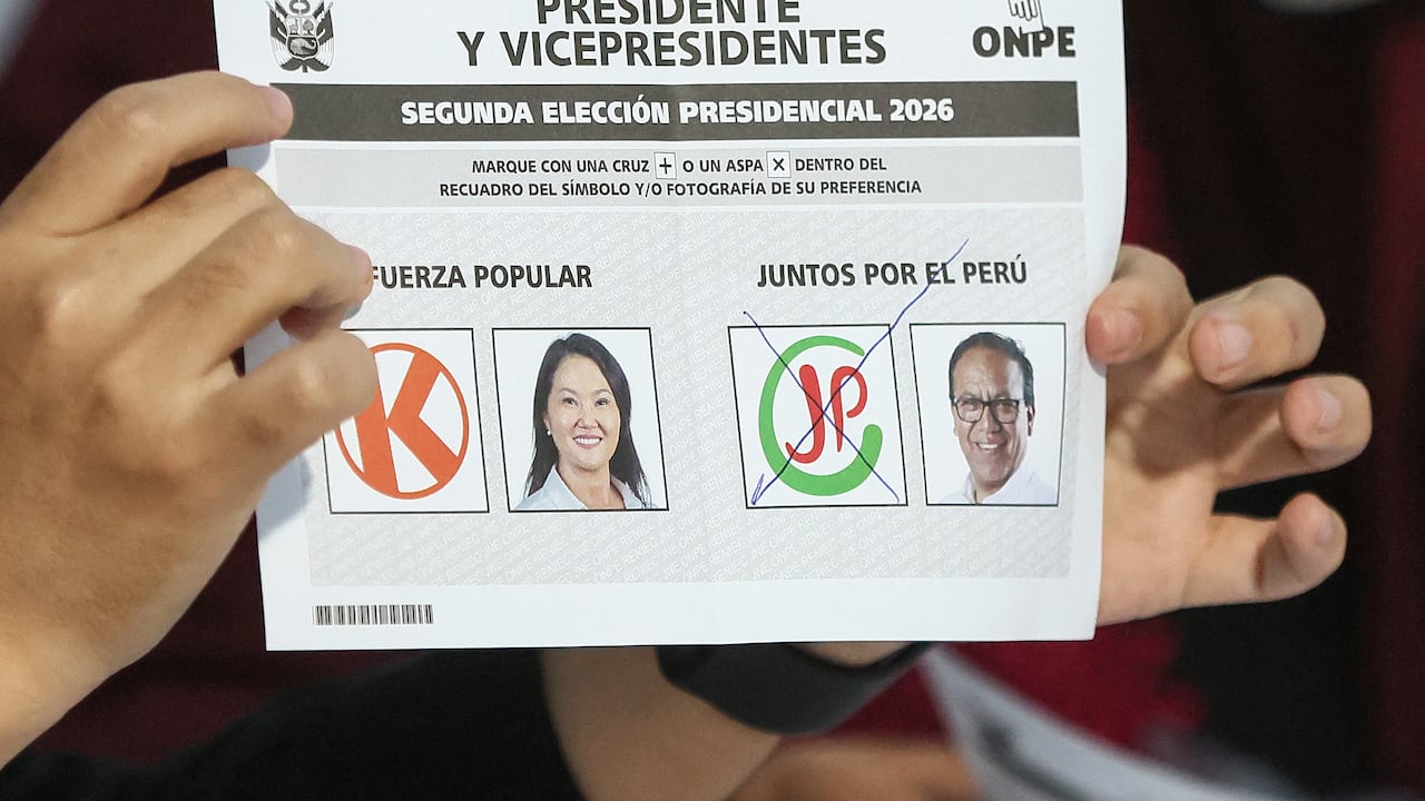 Un funcionario electoral peruano muestra una papeleta a favor del candidato presidencial Roberto Sánchez durante el recuento de votos de la segunda vuelta de las elecciones presidenciales en Lima, el 7 de junio de 2026. Los peruanos elegirán a su noveno presidente en 10 años, en una reñida segunda vuelta entre la conservadora Keiko Fujimori y el izquierdista Roberto Sánchez, quienes buscan ganarse el voto de electores hartos del caos político y el aumento de la delincuencia.