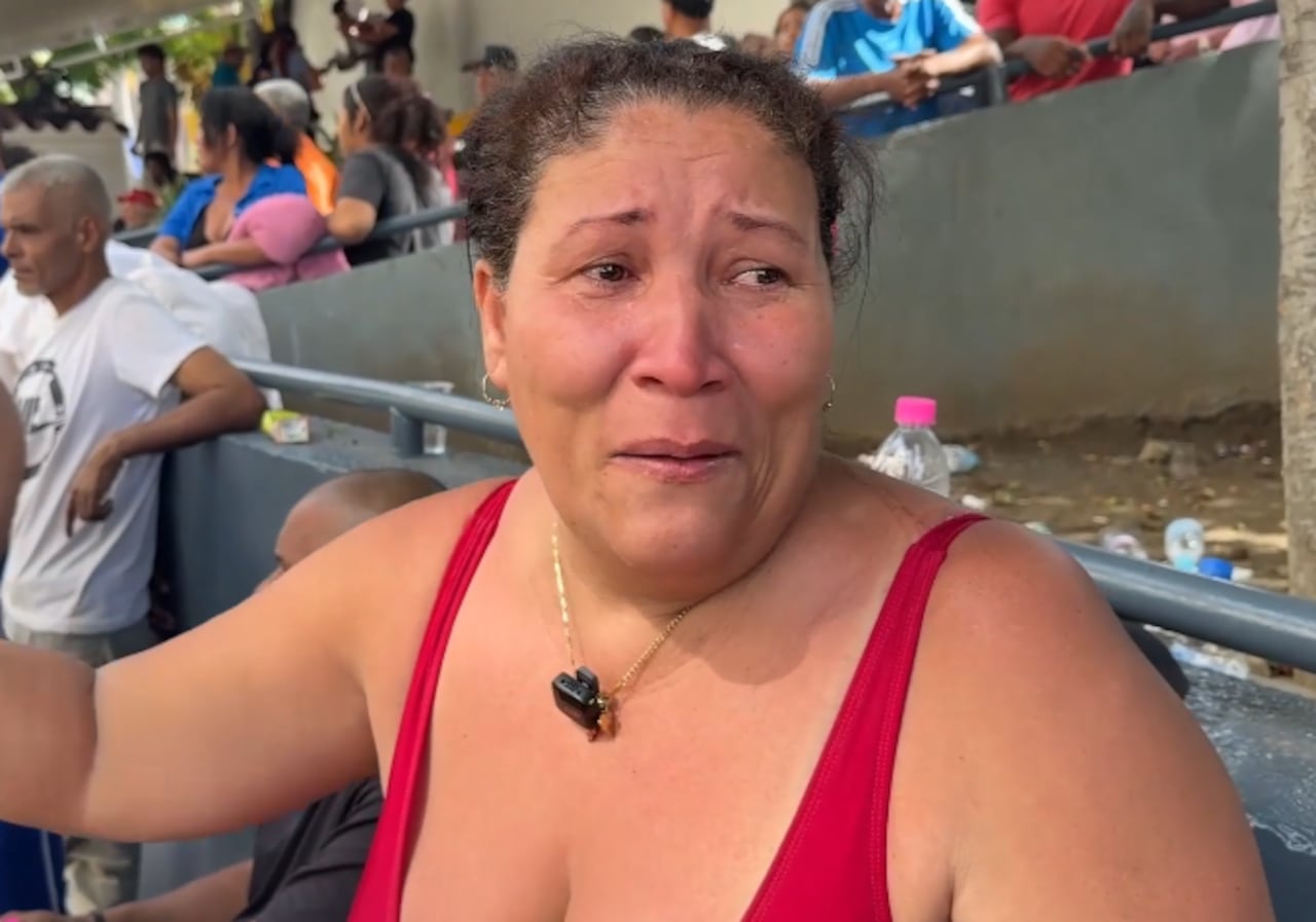La mujer indicó que sus hijos y esposo continúan bajo los escombros.