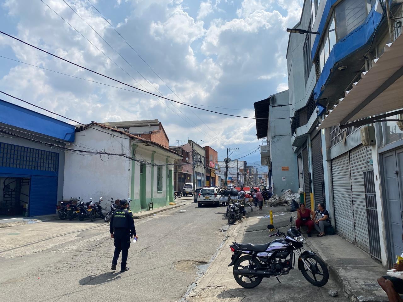 La presencia del Centro de Atención Transitorio en San Nicolás ha transformado la dinámica del barrio: comerciantes y residentes conviven entre operativos, cierre de vías y episodios de intentos de fuga que interrumpen la cotidianidad y mantienen en constante alerta a quienes trabajan y transitan por esta zona del centro de Cali.