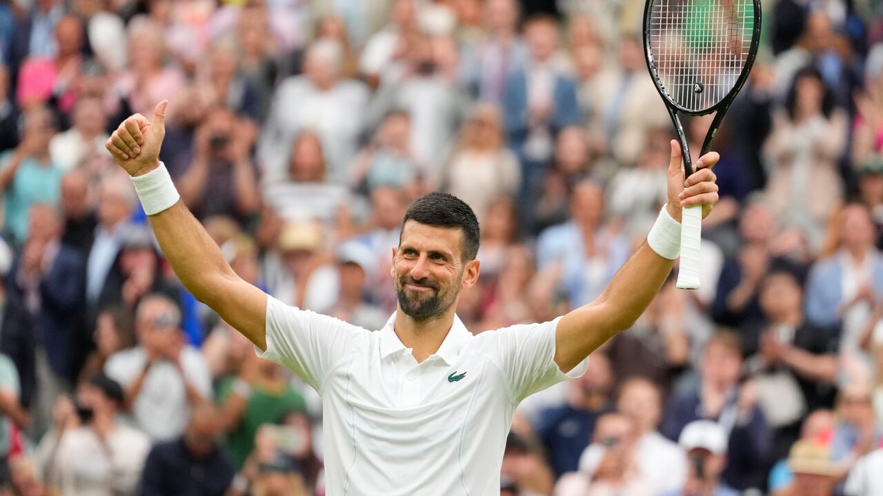Novak Djokovic tras vencer Vit Kopriva en la primera ronda de Wimbledon, el martes 2 de julio de 2024. (AP Foto/Kirsty Wigglesworth)