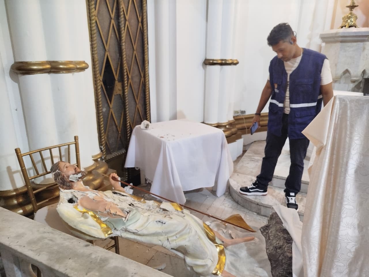 El interior de la Iglesia La Ermita resultó afectado luego de que varias de sus figuras fueran destruidas.