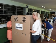 Gobernadora del Valle, Dilian Francisca Toro, ejerciendo su voto de la segunda vuelta presidencial en su natal Guacarí.