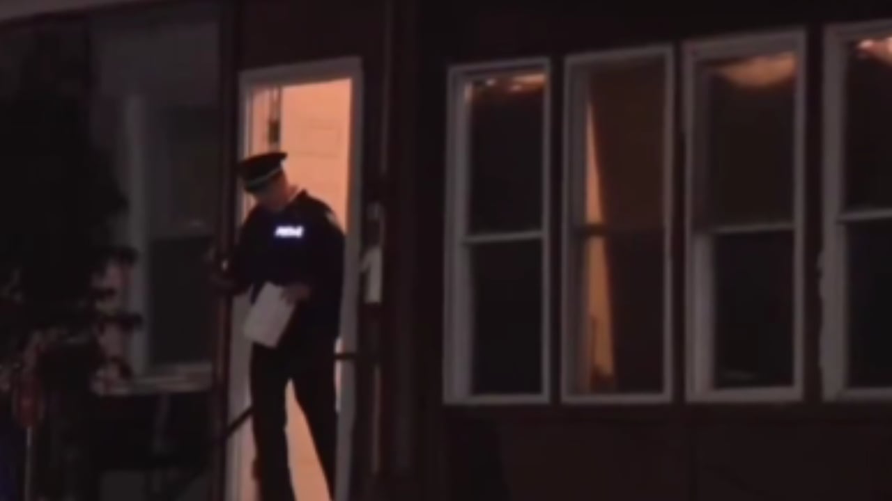 Los servicios de emergencia, que llegaron al sitio tras una llamada al 911 cerca de las 11:40 p. m., encontraron al sujeto inconsciente con una herida de bala.