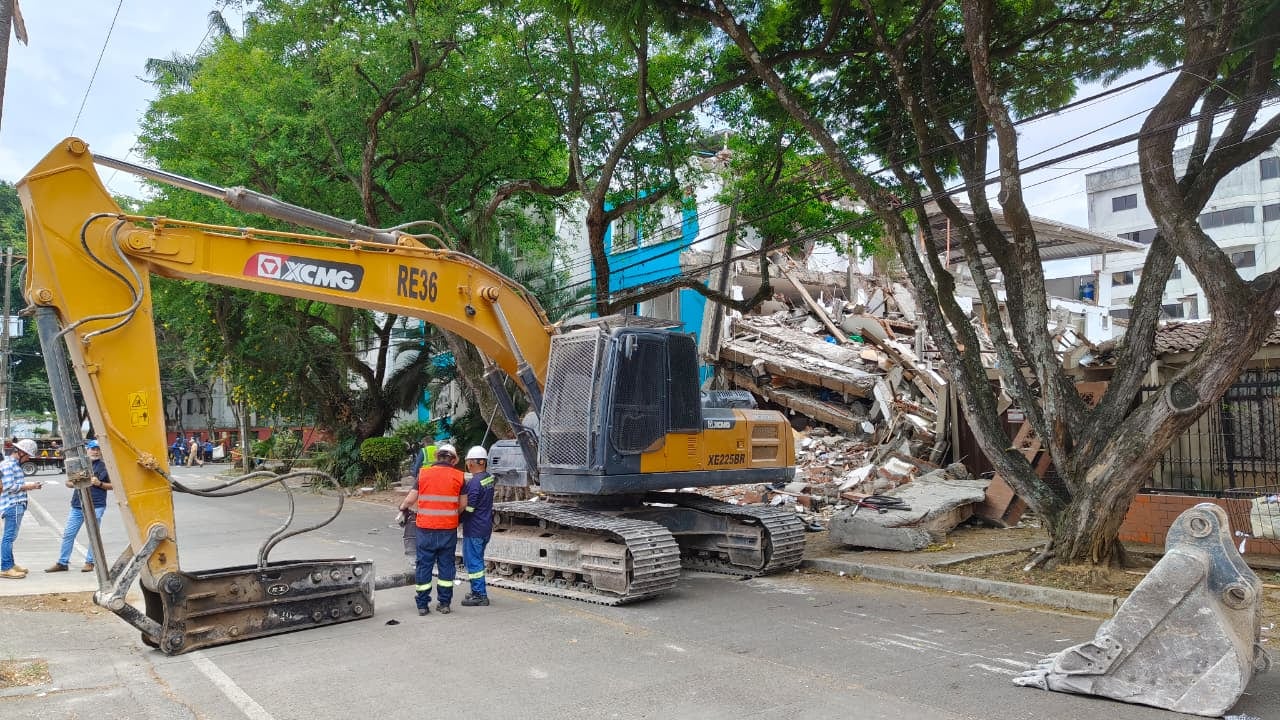 Con maquinaria pesada inició este lunes la demolición del Edificio María Mercedes, en el barrio Cuarto de Legua, en Cali.