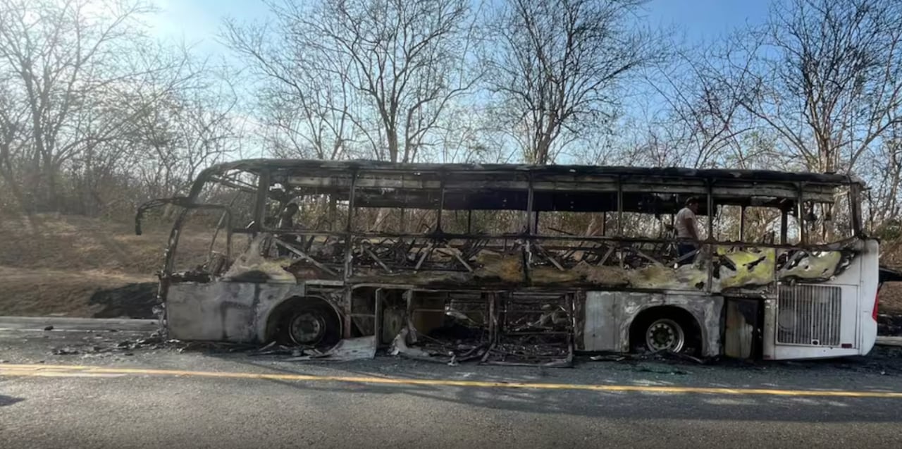 Bus incinerado que transportaba hinchas del Junior. Por el momento no se reportan víctimas o lesionados.