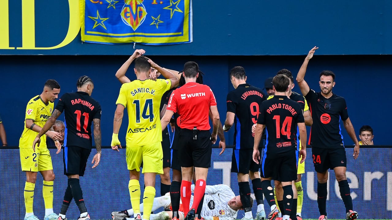 Barcelona's German goalkeeper #01 Marc-Andre Ter Stegen receives medical assistance during the Spanish league football match between Villarreal CF and FC Barcelona at La Ceramica stadium in Vila-real, on September 22, 2024. (Photo by JOSE JORDAN / AFP)