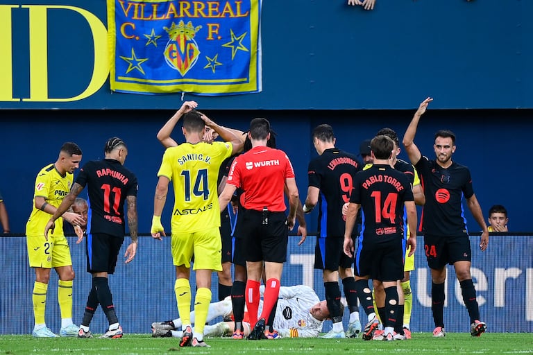 Barcelona's German goalkeeper #01 Marc-Andre Ter Stegen receives medical assistance during the Spanish league football match between Villarreal CF and FC Barcelona at La Ceramica stadium in Vila-real, on September 22, 2024. (Photo by JOSE JORDAN / AFP)