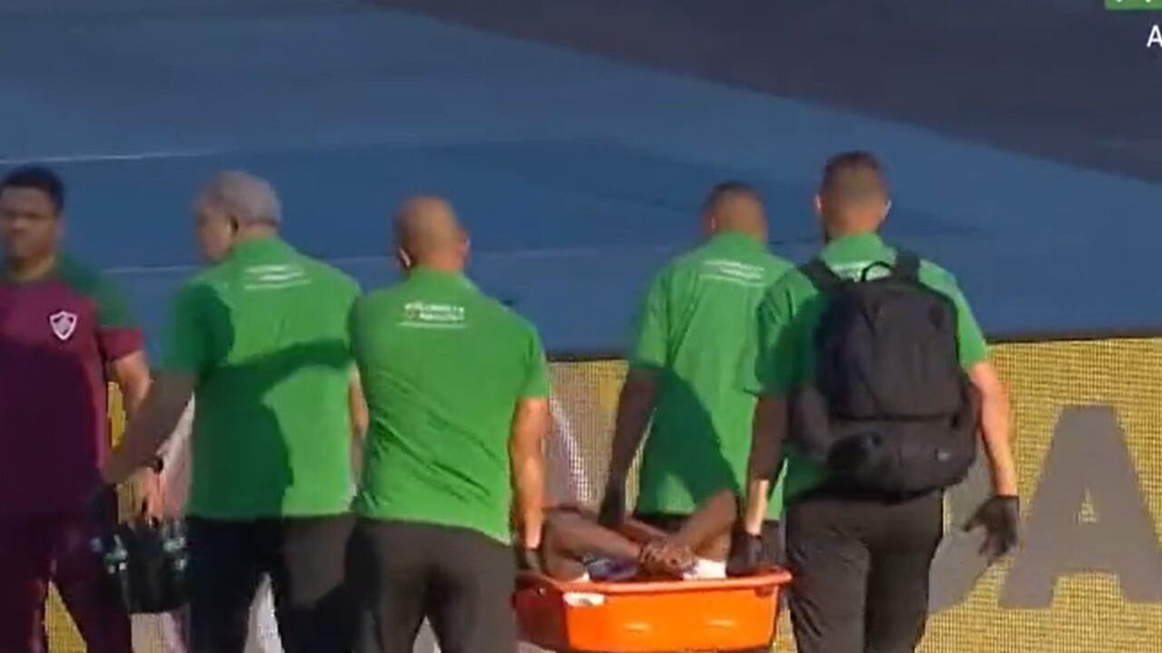 El futbolista colombiano no pudo salir del campo por sus propios medios.