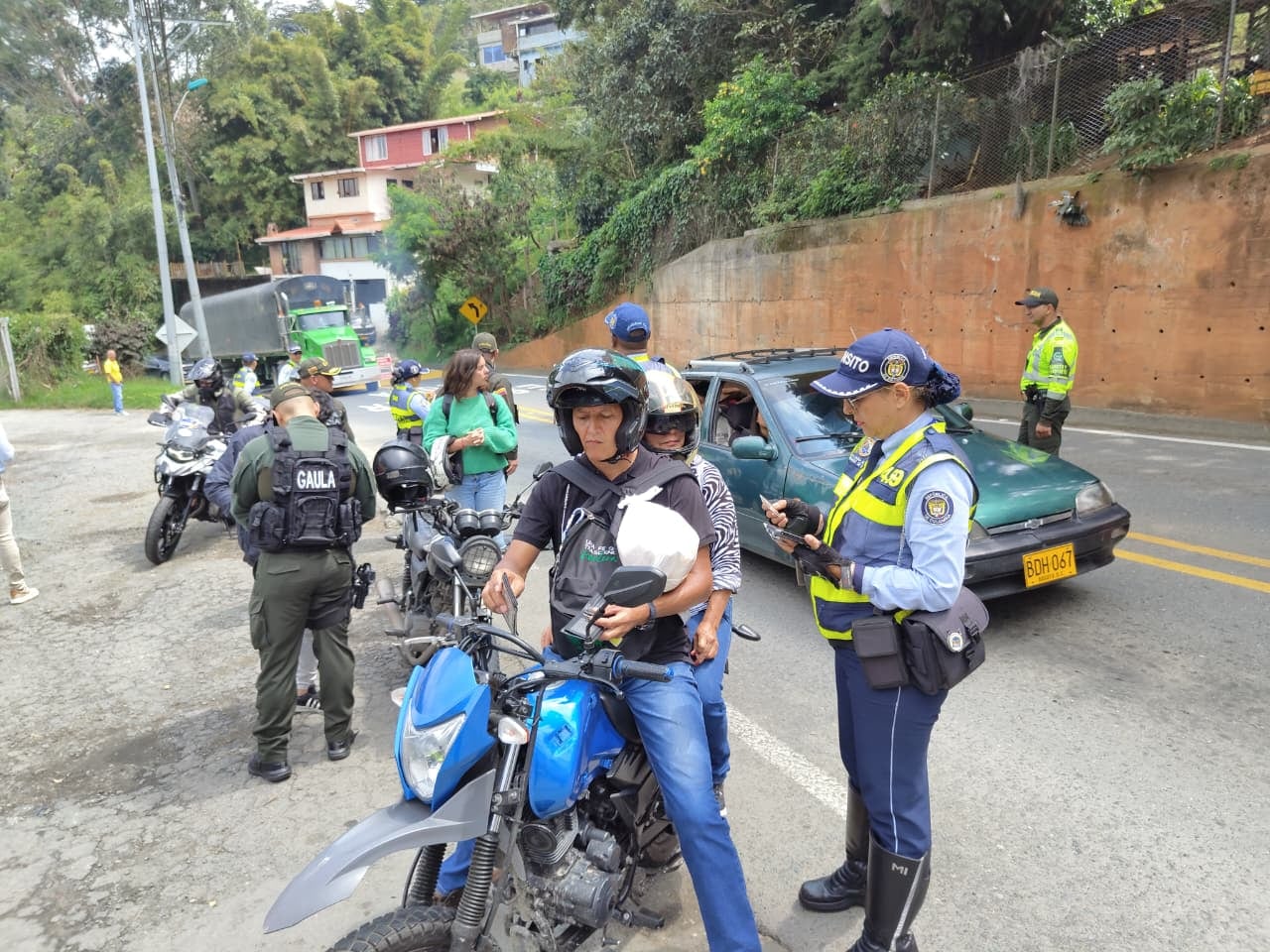 Desde tempranas horas las autoridades activaron puestos de control en los corredores viales que conectan con los municipios de Palmira, Yumbo, Jamundí y Buenaventura.
