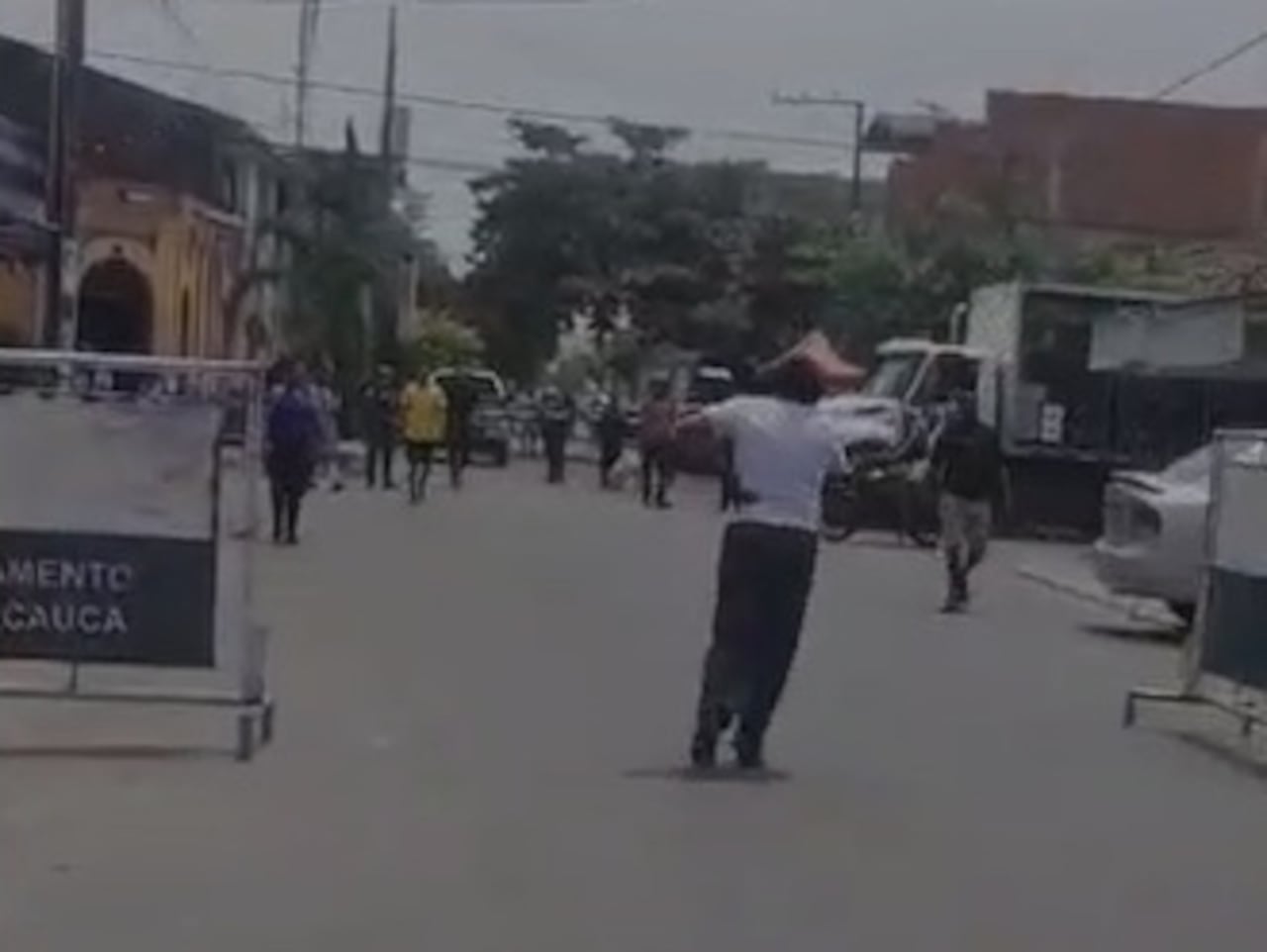 Mauro Yused Arango Lucumí, de 31 años, falleció en el lugar de los hechos luego de recibir múltiples impactos de bala mientras lavaba una motocicleta en el antejardín de su vivienda.