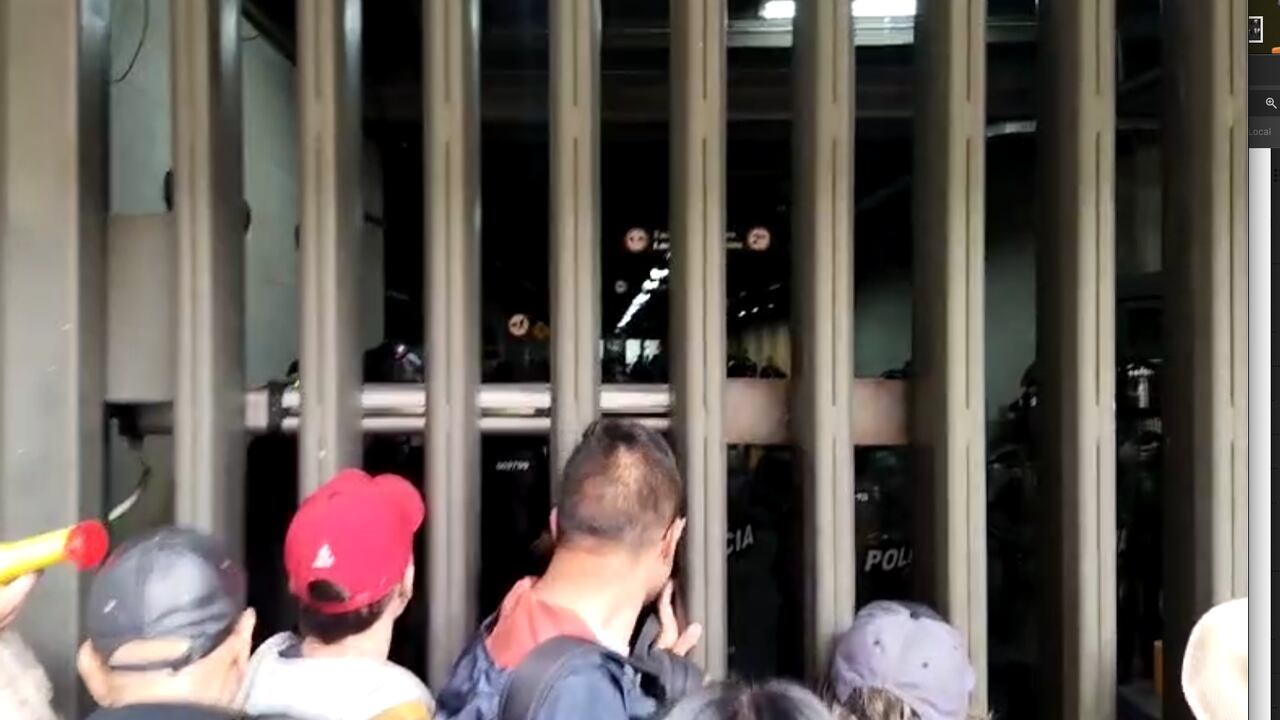 Manifestantes bloquean salida palacio del Justicia