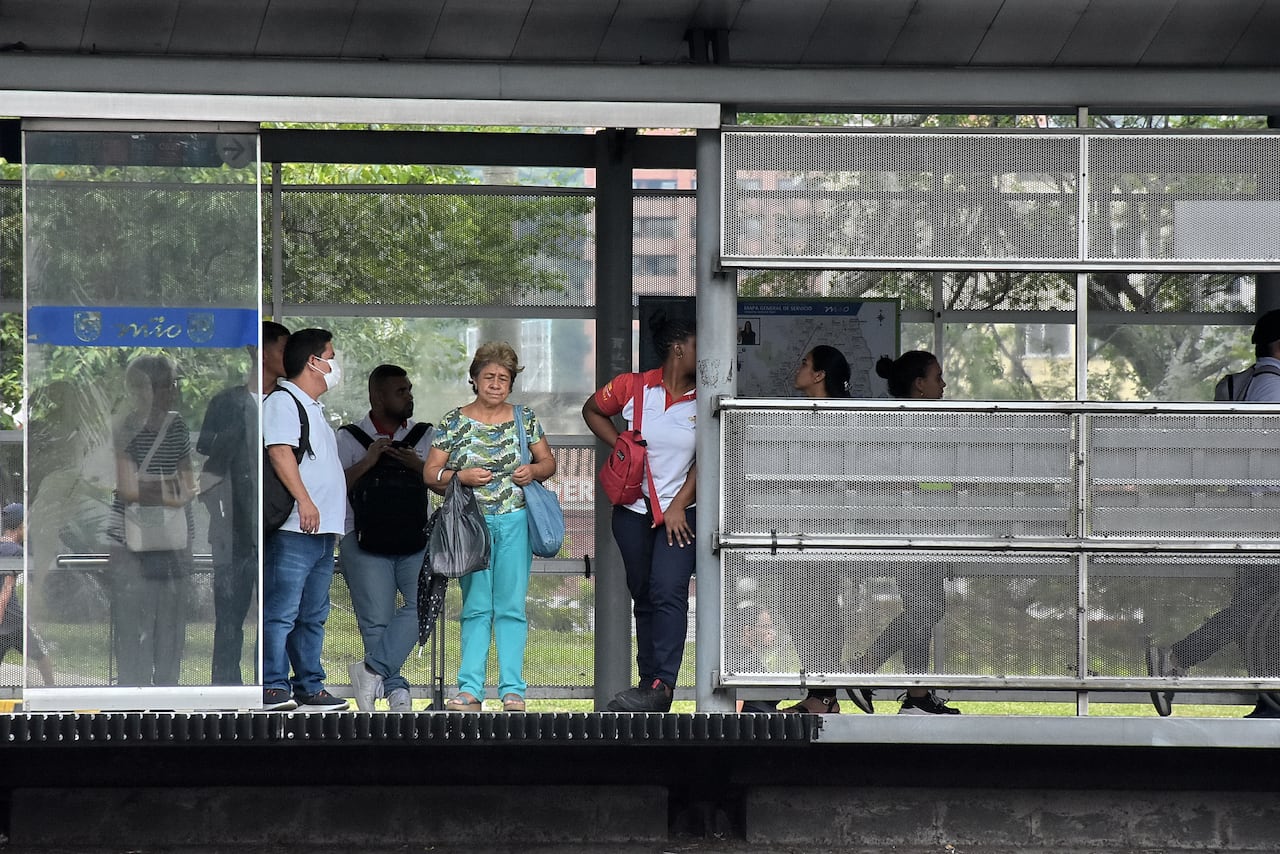 En Cali, la movilidad ha empeorado con el paso de los años, mientras el MÍO, medio de transporte llamado a ser la solución, solo contó con una satisfacción promedio de 4.1 en los caleños en 2022, en una escala de 0 a 10.
En esta medición, cero significa ‘nada satisfecho’ y diez quiere decir ‘completamente satisfecho’.