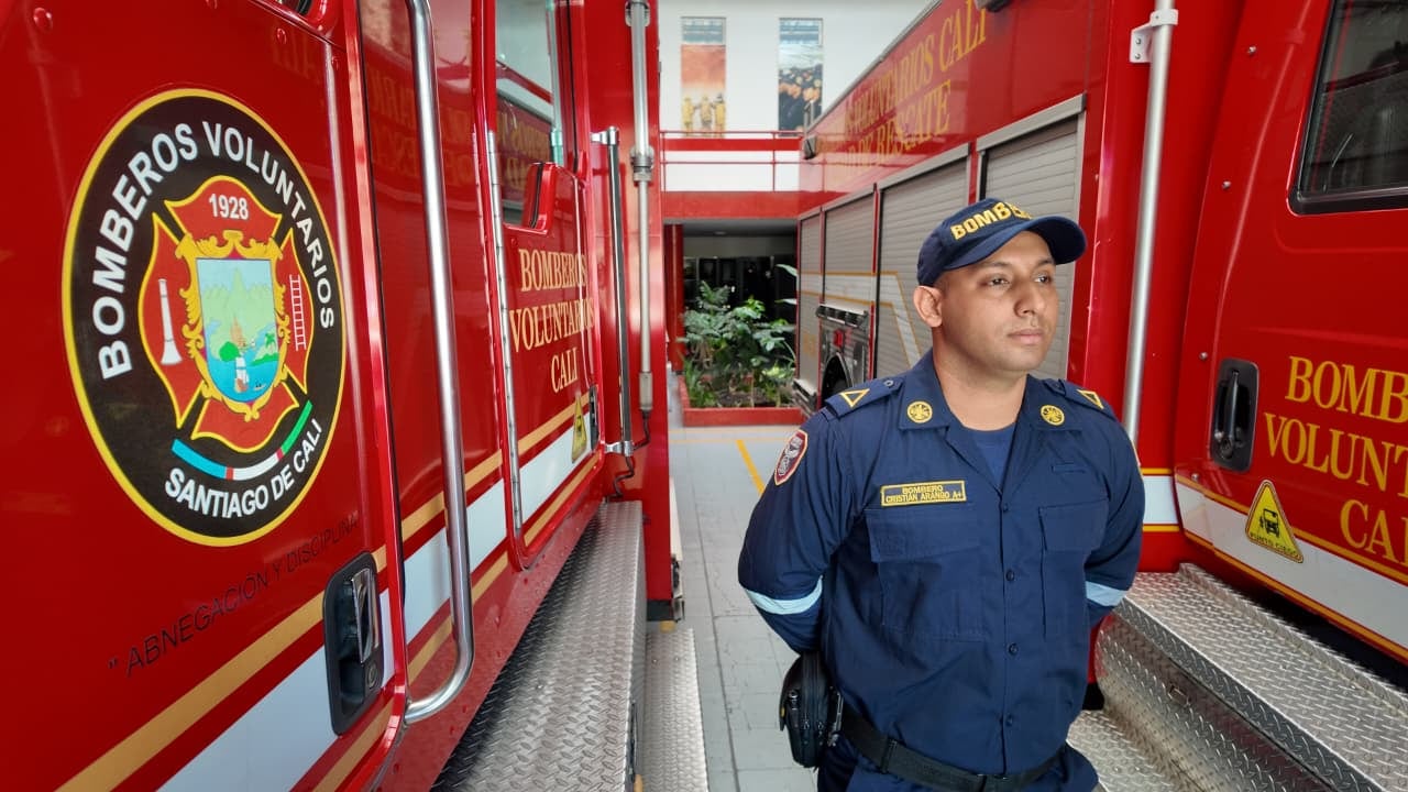 Cristian David Arango es rescatista del componente de búsqueda tecnológica del Usarcol-1. Lleva once años como bombero en Cali.