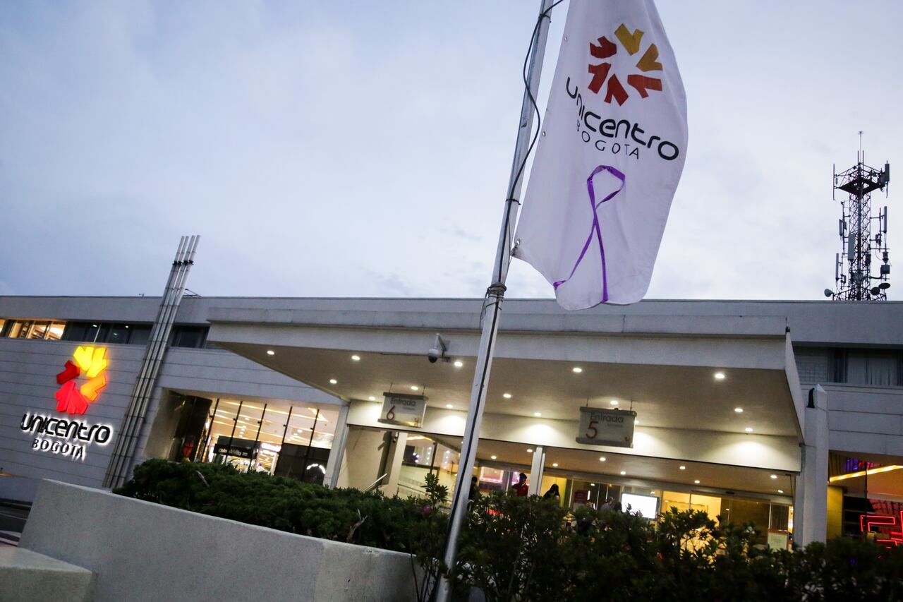 Un grupo de personas y compañeros de trabajo se reunieron en una velatón para homenajear a Erika Aponte, víctima de feminicidio en Bogotá.