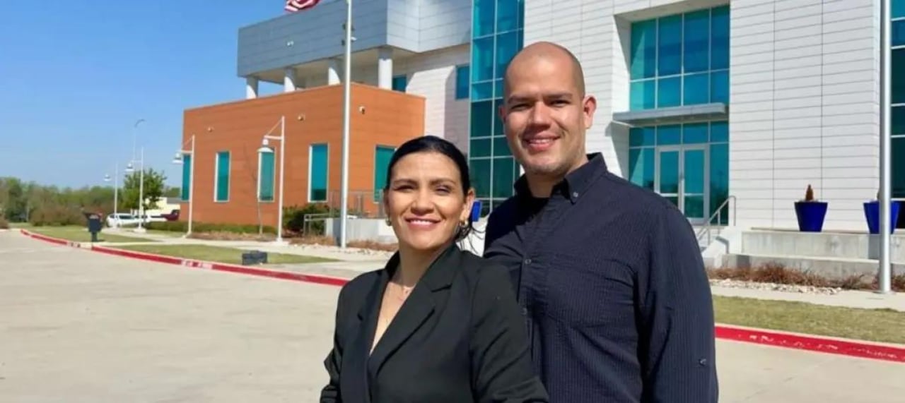 Emprendedores colombianos están impulsando a profesionales migrantes de países como México, Colombia, Chile, Argentina, Bolivia, República Dominicana y Venezuela, entre otros, a crear negocios digitales en Estados Unidos, a través de un modelo que convierte la experiencia laboral en servicios y consultorías rentables en el mercado global.