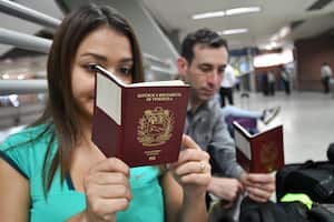 Estos son algunos de los venezolanos que están de paso por Cali. Algunos de los ciudadanos del vecino país hacen su tránsito por esta ciudad cuando se dirigen a otros países del sur. Foto: Bernardo Peña / El País.