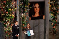 Ana Corina Sosa (R), hija de la líder de la oposición venezolana María Corina Machado, recibe el Premio Nobel de la Paz para su madre de manos del presidente del Comité Nobel Noruego, Jorgen Watne Frydnes (L), en la ceremonia del Premio Nobel de la Paz en el Ayuntamiento de Oslo el 10 de diciembre de 2025 en Oslo, Noruega. El Premio Nobel de la Paz 2025 fue otorgado a Machado por sus esfuerzos por llevar la democracia a Venezuela, desafiando el gobierno de mano dura del presidente venezolano Nicolás Maduro, quien ha sido presidente desde 2013. (Foto de Odd ANDERSEN / AFP)